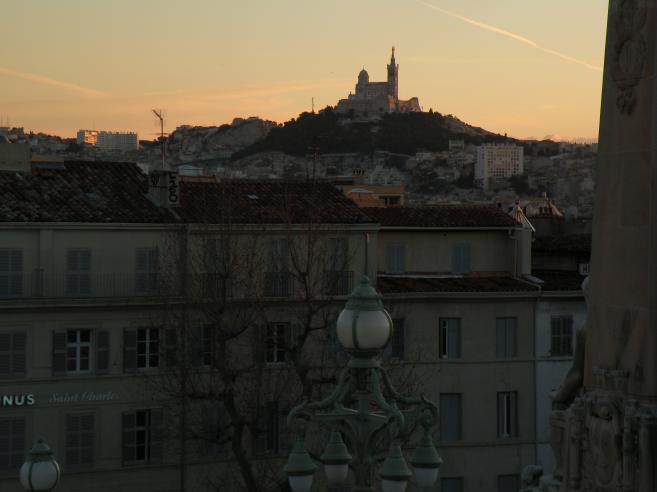  Notre Dame de la Garde à la tombée de la nuit
